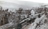 22 - <strong>Notodden jernbanestasjon 1910.</strong> En ser Hotel Victoria i bakgrunnen til venstre og Notodden Calcium Carbidfabrikk bak til høyre.
